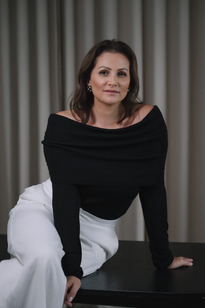 Ludmila Ābrama, pasākumu un zīmola “Behind the Doors” dibinātāja, portreta foto studijas vidē